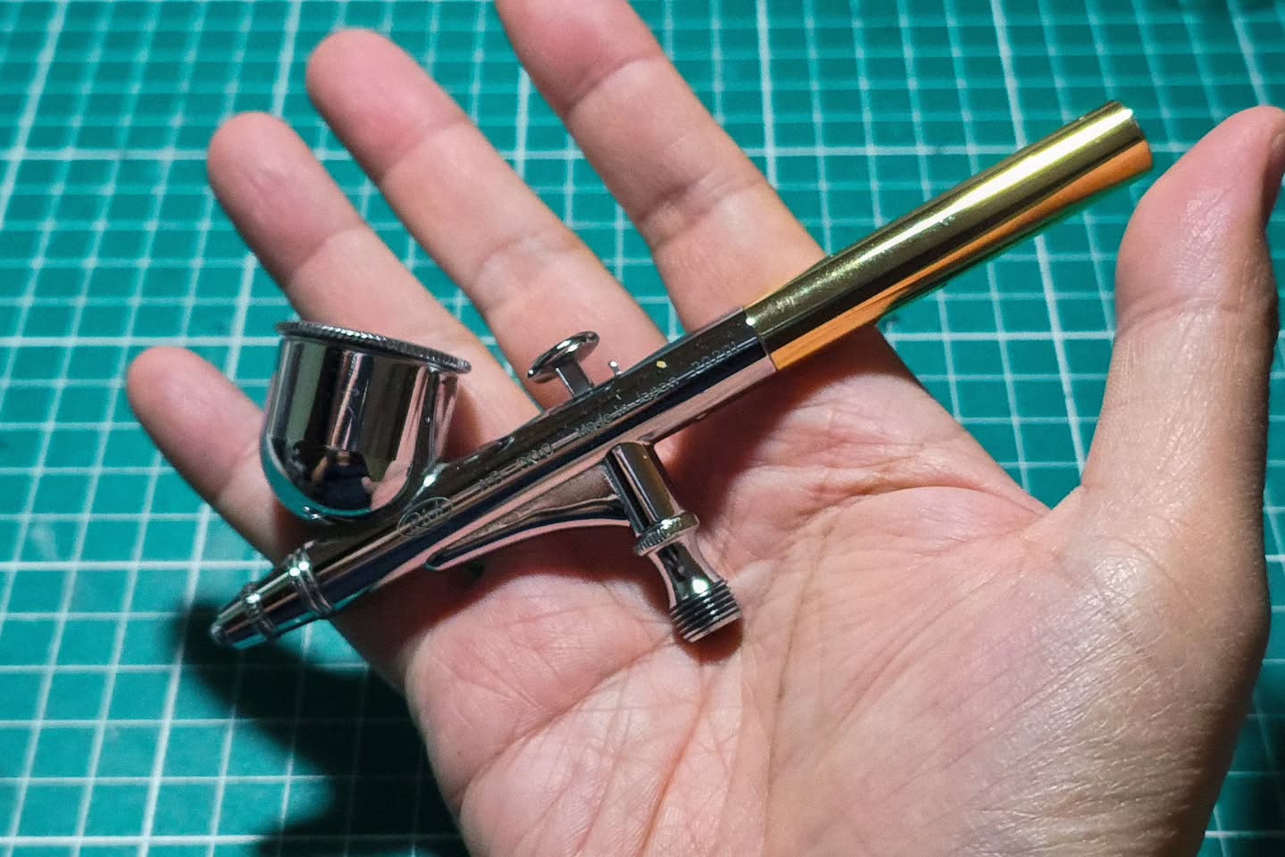 Cannibalizing my dead airbrushes to get a few working ones. Managed to cobble together an Anzen HP-2A 0.2mm and a Procon Boy PS-266 0.5mm to complement my three existing ones. They will need to be tested first tho..Meanwhile I'm keeping my long dead first airbrush from 2000: a Richpen 0.3mm..#scalemodel #scalemodelling